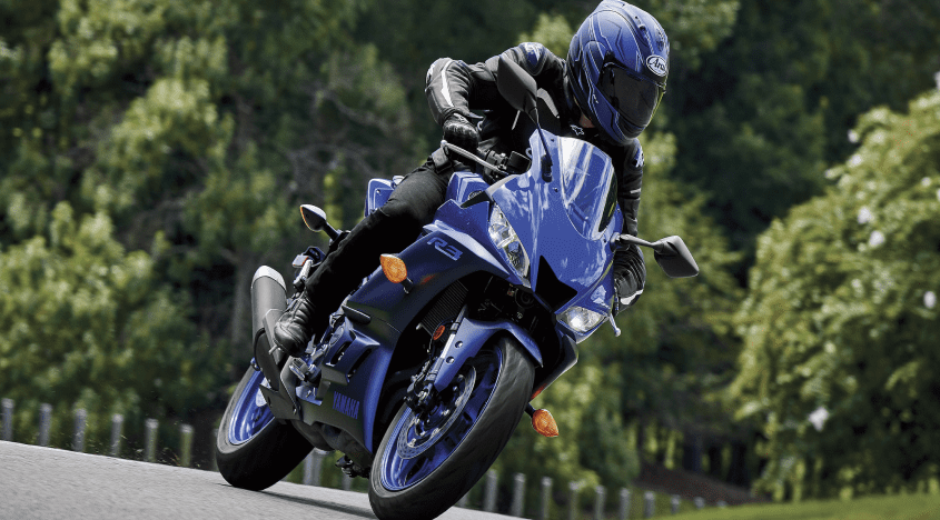 Conductor Yamaha R3 Azul en Calles