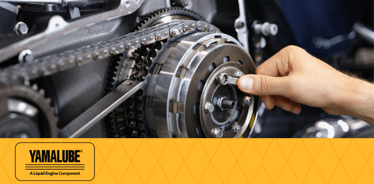 Proceso de mantenimiento express de motocicletas en Kasei Motors con el uso de Yamalube para garantizar el óptimo funcionamiento del motor y la transmisión